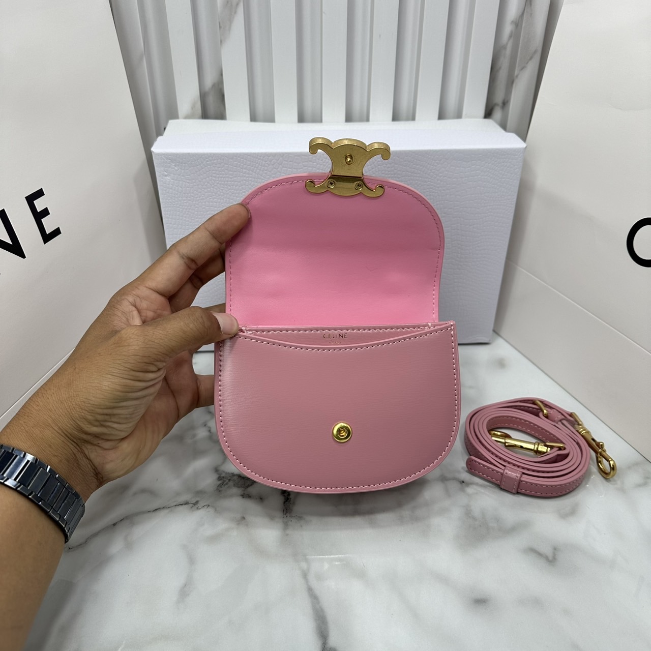 ORI หนังแท้ | CELINE MINI BESACE CLEA IN SHINY and leather กระเป๋าสะพายพร้อมหูจับ ไซส์มินิ แต่งโลโก้สีทองหรูหรา สวยโดดเด่น สามารถถือ สะพายไหล่ และสะพายข้างได้