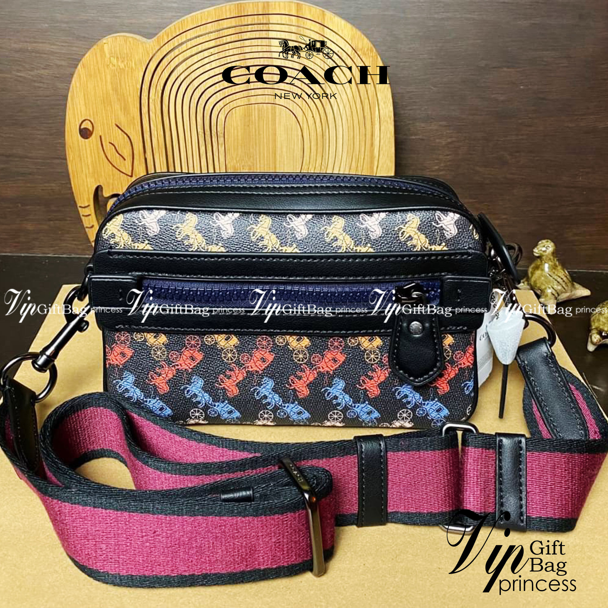 COACH ACADEMY CROSSBODY WITH HORSE AND CARRIAGE PRINT (COACH 89084) ผ้าใบเคลือบพิมพ์ลายและหนังกรวดขัดเงา ภายในกระเป๋ามัลติฟังก์ชั่น| ปิดด้วยซิป ซับในผ้า ด้านนอกมีซิปและกระเป๋าสลิป สายสะพายถอดได้
