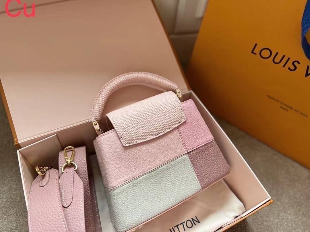 LV CAPUCINES top handle 8" ที่สุดของความสวยในราคาเบาๆ กระเป๋าถือสุดหรู สีสวยขับผิว ทำให้ไอเท็มนี้สะกดทุกสายตาจริงๆ มาพร้อมหูจับดีไซน์ทรงคลาสสิค ดีงามม้ากกกก!! ด้วยรูปทรงวินเทจ พร้อมส่งครบ box set ในราคาที่คุ้มที่สุด จัดเถอะค่า ยืนยันว่าสวยคุ้ม!!