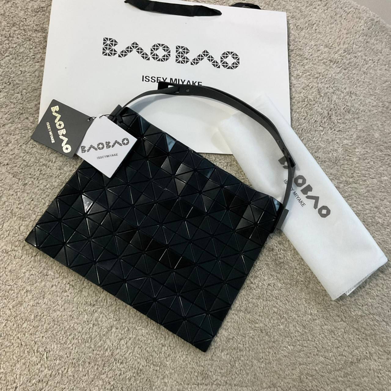 รุ่นใหม่ล่าสุด! พร้อมส่งที่ไทย! BAO BAO ISSEY MIYAKE BAGUETTE HANDBAG (LARGE) กระเป๋าสะพายไหล่จากทรงสวย วัสดุ 100% POLYVINYL CHLORIDE ด้านในใส่ของได้กำลังดีเลย ใส่ไอแพดมินิ กระเป๋าสตางค์ยาวได้ สมุดโน้ตได้สบายเลย วัยทำงานหรือวัยนักศึกษา อย่างน้อยต้องมีแบรน
