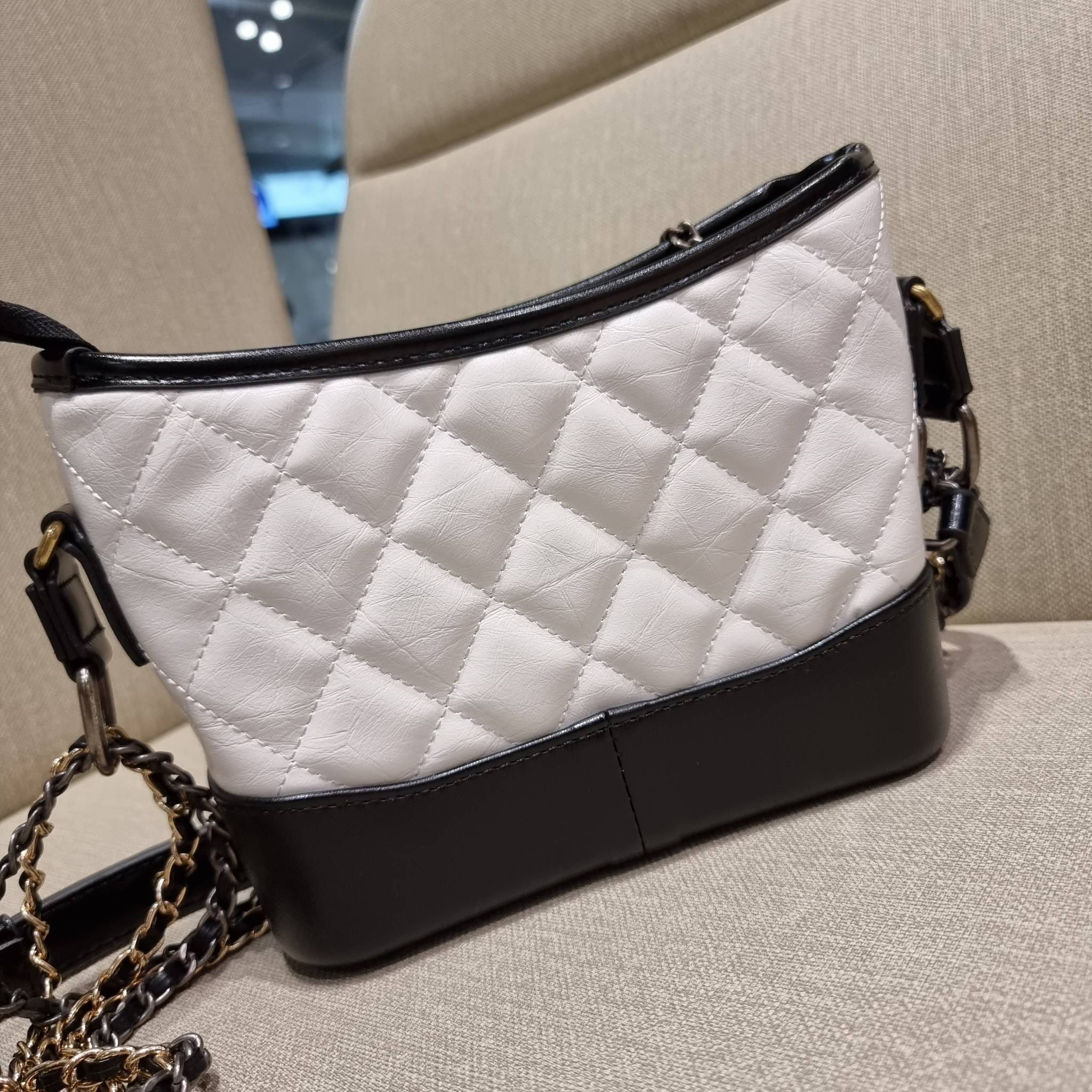 9" CHANEL SHOULDER BAG / CHANEL GABRIELLE HOBO BAG ไซส์คลาสสิค กระเป๋าสะพายข้าง/ไหล่ หนังแท้ นิ่ม หรู มาพร้อมพวงกุญแจสัญลักษณ์แบรนด์ อะไหล่พร้อมโซ่สะพายสีทองสลับสีเงินรมดำ สามารถสะพาย crossbody หรือสะพายไหล่ได้หมด สะพายแล้วขับผิวมากๆ เปิด-ปิดกระเป๋าด