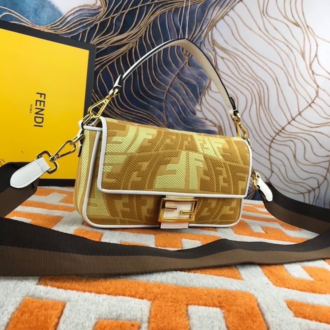 VIP GIFT 】FENDI BAGUETTE SUMMER 2021 CANVAS SHOULDER BAG กระเป๋าสะพายพรีเมี่ยมกิ๊ฟ หายาก สีคัลเลอร์ฟูลสุดใส โดดเด่น ดีไซน์ปั๊มโลโก้รอบใบ วัสดุผ้าแคนวาส ทนทาน มาพร้อมสาย 2 แบบ สำหรับคล้องแขน และสายครอสบอดี้สีทูโทน เปิด-ปิดด้วยกระดุมแม่เหล็ก ภายในเป็นช่องโล