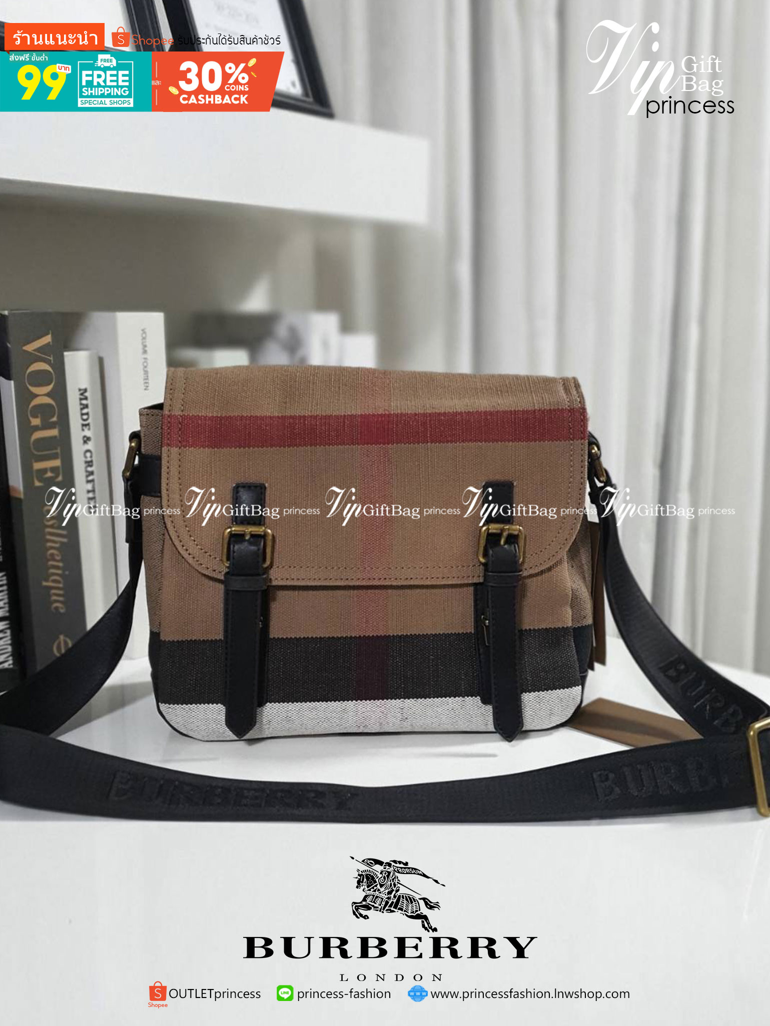 พร้อมเป็นของขวัญ มอบให้คุณผู้ชายแล้วค่ะ สำหรับ BURBERRY MASSENGER VINTAGE BAG VIP GIFT WITH PURCHASE (GWP) พรีเมี่ยมกิ๊ฟ Limited Edition จากBURBERRY วัสดุผ้าแคนวาสโทนสีสุภาพ คลาสสิค ด้ายหลังมีช่องกระดุมใหญ่ ตัวกระเป๋าเปิดปิดด้วยตัวล็อค ภายในมีช่องแยก2ช่อง