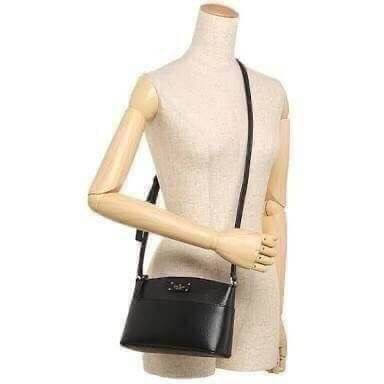 ของแท้ 💯% Kate spade กระเป๋าcrossbodyทรงพัด หนังอยู่ทรง ด้านหน้ามีช่องเอนกประสงค์1ช่องประดับด้วยป้ายโลโก้แบรนด์ตัวหนังสือสีทอง