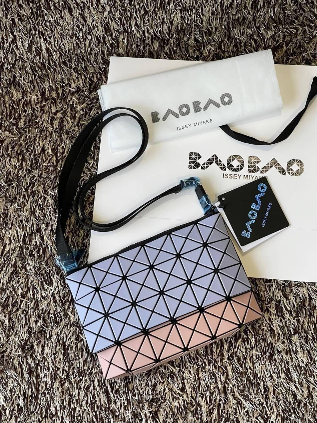 Baobao Issey Miyake Prism Kangaroo crossbody bag กระเป๋าสะพาย Crossbody รูปทรงสี่เหลี่ยมผืนผ้า ไซส์กำลังพอดี เห็นแบบนี้บอกเลยว่าใส่ของสำคัญได้แบบครบถ้วน ไม่ว่าจะเป็นโทรศัพท์ กระเป๋าตังค์ หรือพาวเวอร์แบงค์ จัดเป็นอีกหนึ่งรุ่นที่น่ารัก สายสะพายปรับได้ตามควา