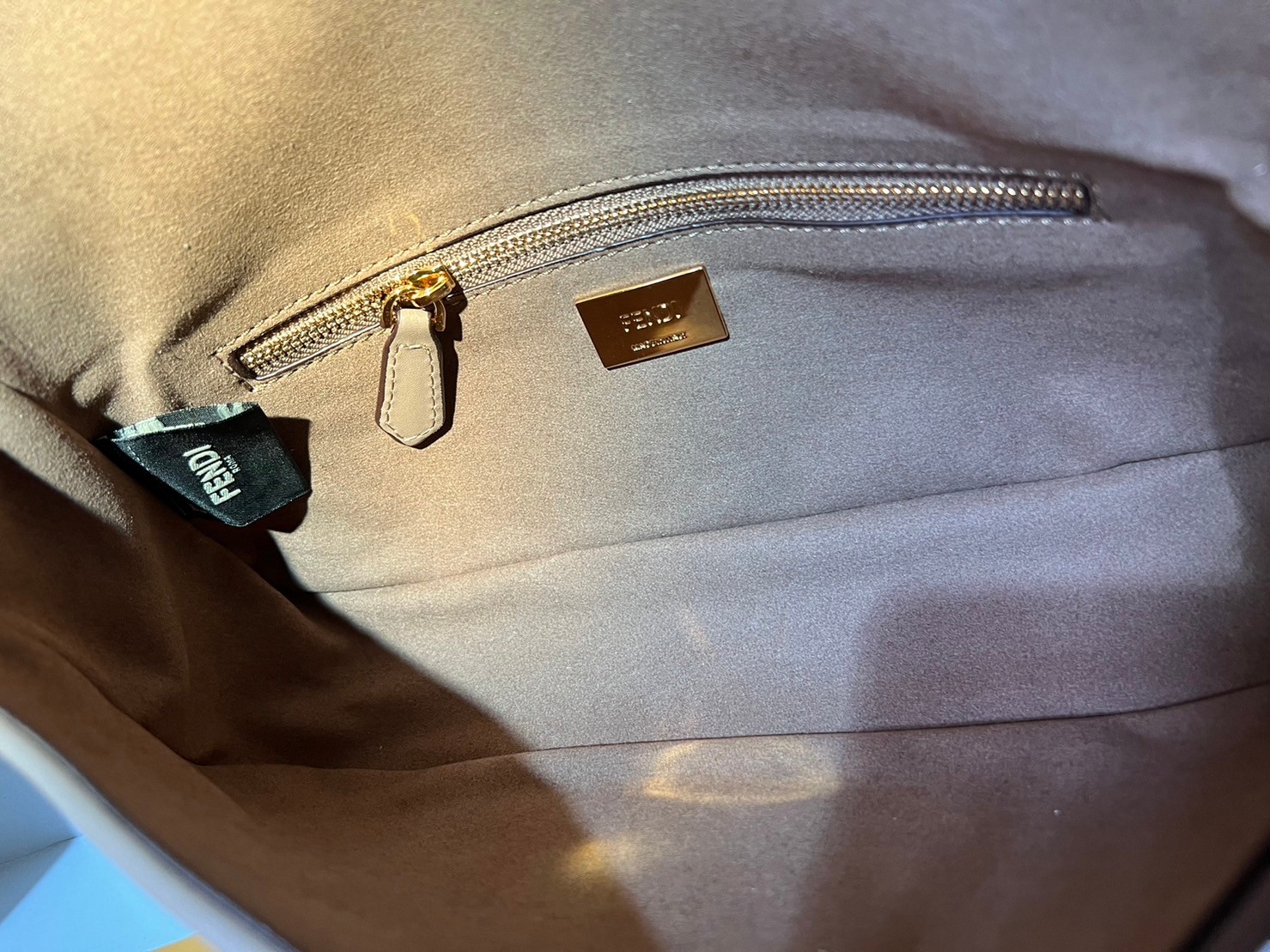 FENDI Baguette Dove grey FF tapestry fabric bag / FENDI Bag พร้อมส่ง กระเป๋าสะพายทรงแบคเกตต์ ดีไซน์ลวดลายมี texture หรูหราโดดเด่นน่าใช้ **สินค้าเกรดออริจินอล 1:1 สลับแท้