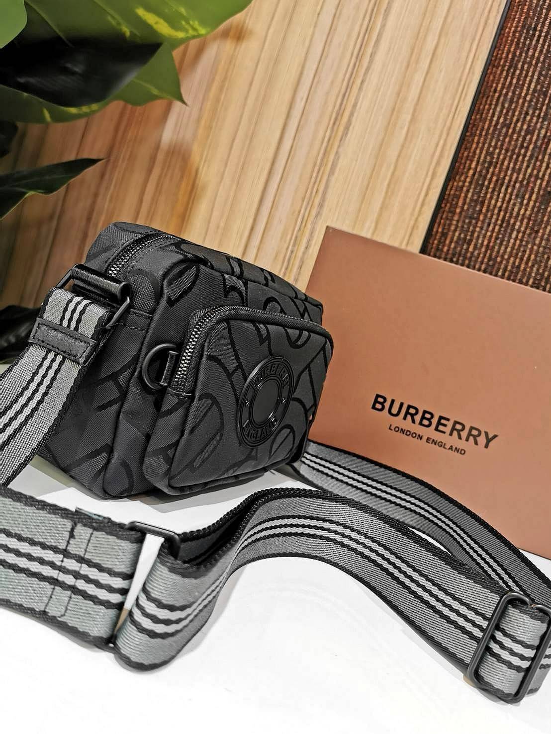 BURBERRY FRAGRANCES MONOGRAM CROSSBODY BAG VIP GIFT WITH PURCHASE (GWP) พรีเมี่ยมกิ๊ฟ Limited จากน้ำหอม BURBERRY 100% POLYAMIDE (Nylon & Canvas) ลาย Monogram น้ำหนักเบา มีโลโก้ด้านหน้าเปิดปิดด้วยซิปหัวซิปแบรนด์ ด้านหน้ามีช่องซิป ด้านหลังมีช่องใส่ของ ภายใน