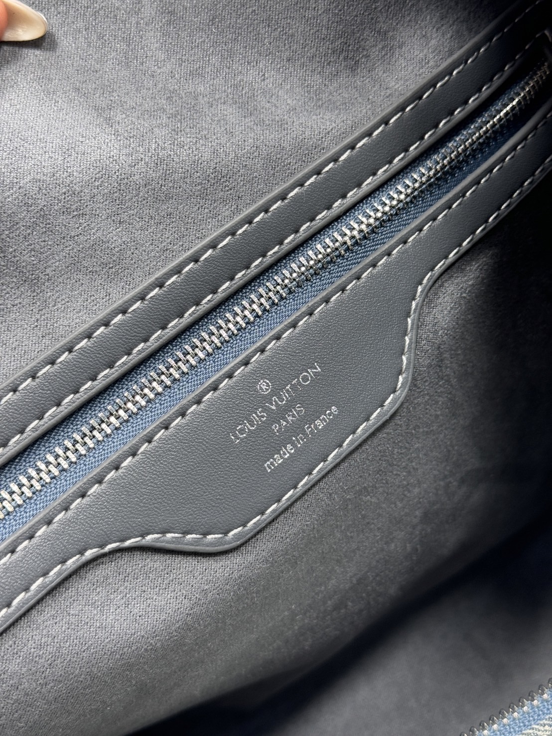 LV Keepall Bandoulière 50 denim classic travel bag กระเป๋าเดินทางสุดคลาสสิก ออกแบบใหม่ด้วยผ้าเดนิมสีซีดพร้อมลาย Monogram ภายในกว้างขวาง ขนาดเหมาะสำหรับการพักผ่อนในวันหยุดสุดสัปดาห์ หรือขึ้นเครื่องใส่สัมภาระได้อย่างครบถ้วน ตอบโจทย์มากค่ะ