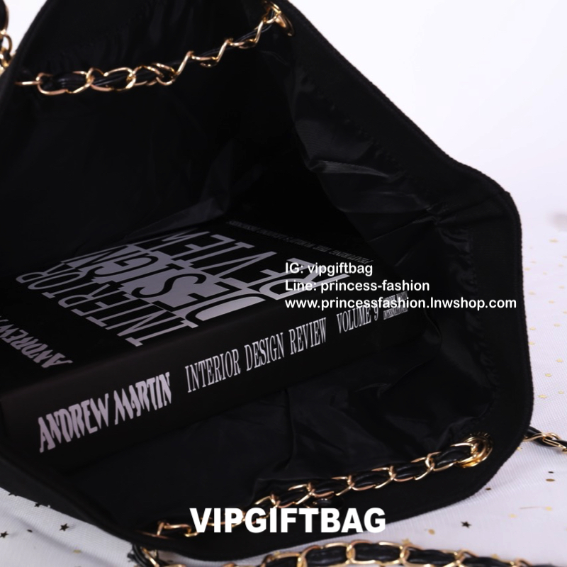 พรีเมี่ยมกิ๊ฟแท้ 100% 🎈กระเป๋า Chanel Canvas Shopping Bag (Gold Chain) กระเป๋าจากแบรนด์ chanel มาอีกแล้วค่า รุ่นนี้ทรงใหญ่จุของได้เยอะมากค่ะ ผ้าแคสวาสทอหนา ตรงอะไหล่ปั๊มโลโก้อย่างดี เป็นทรงกระดุมแม่เหล็กค่ะ ถือแล้วได้ลุคคุณหนูมว๊ากกกกก แนะนำเลยค่า