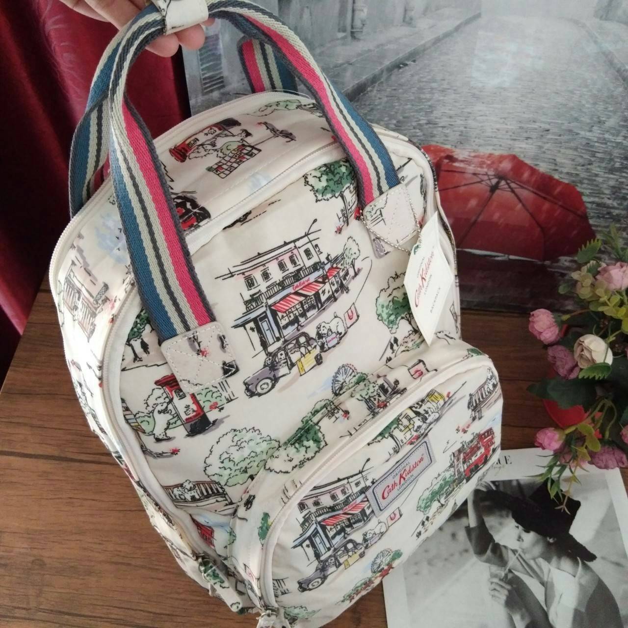 Cath Kidston Backpack Bag - กระเป๋าเป้ สไตล์วินเทจสุดฮิต - เปิด/ปิดกระเป๋าด้วยซิปรอบ - ภายใน มีช่องซิปใหญ่ใส่ของ 2 ช่อง จุของได้เยอะ - ด้านหน้ามีช่องซิปเล็ก 1 ช่อง
