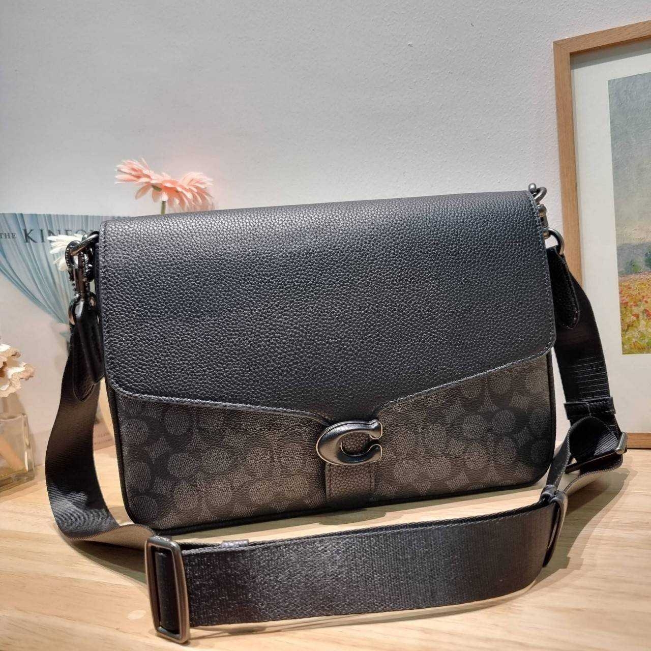 COACH Soft Tabby Messenger In Signature Canvas C8430 CH769 ไอเท็มที่หนุ่มๆต้องไม่พลาด กระเป๋าทรงแมสเซนเจอร์ใบใหญ่กำลังพอดี พร้อมด้วยสายสะพาย 2 เส้น