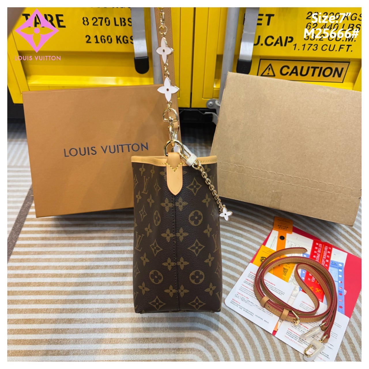 LV Bucket Shoulder Bag Monogram Canvas กระเป๋าสะพายทรงบัคเก็ต แต่งอะไหล่โซ่ทองพร้อมตัวห้อยสุดไอคอนิกยกระดับความหรูหรา คุ้มแบบไม่มีเบื่อ ดีไซน์คลาสสิคคงความเอกลักษณ์ ขนาดกำลังน่าใช้มากๆ