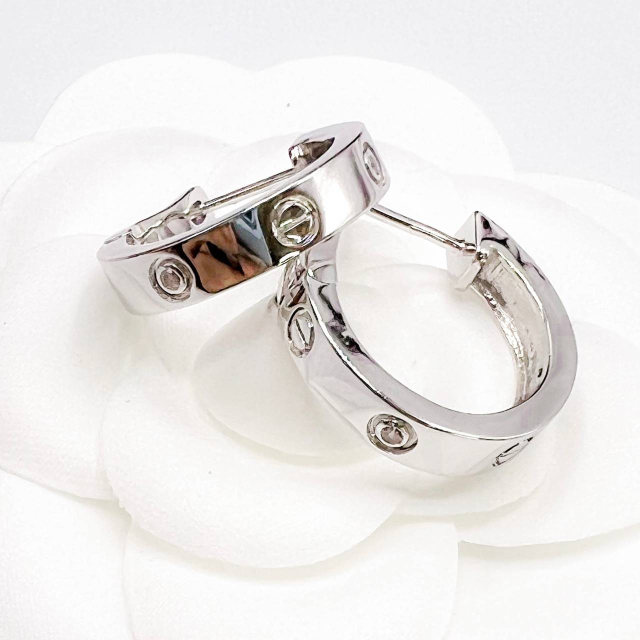 Cartier love earring ต่างหูคาเทียร์ รุ่น LOVE ไม่มีเพชร พร้อมกล่อง ภาพถ่ายจากงานจริง งานปั้มวัสดุโลหะเคลือบขึ้นเงาตามรูป ใช้งานต่างประเทศได้