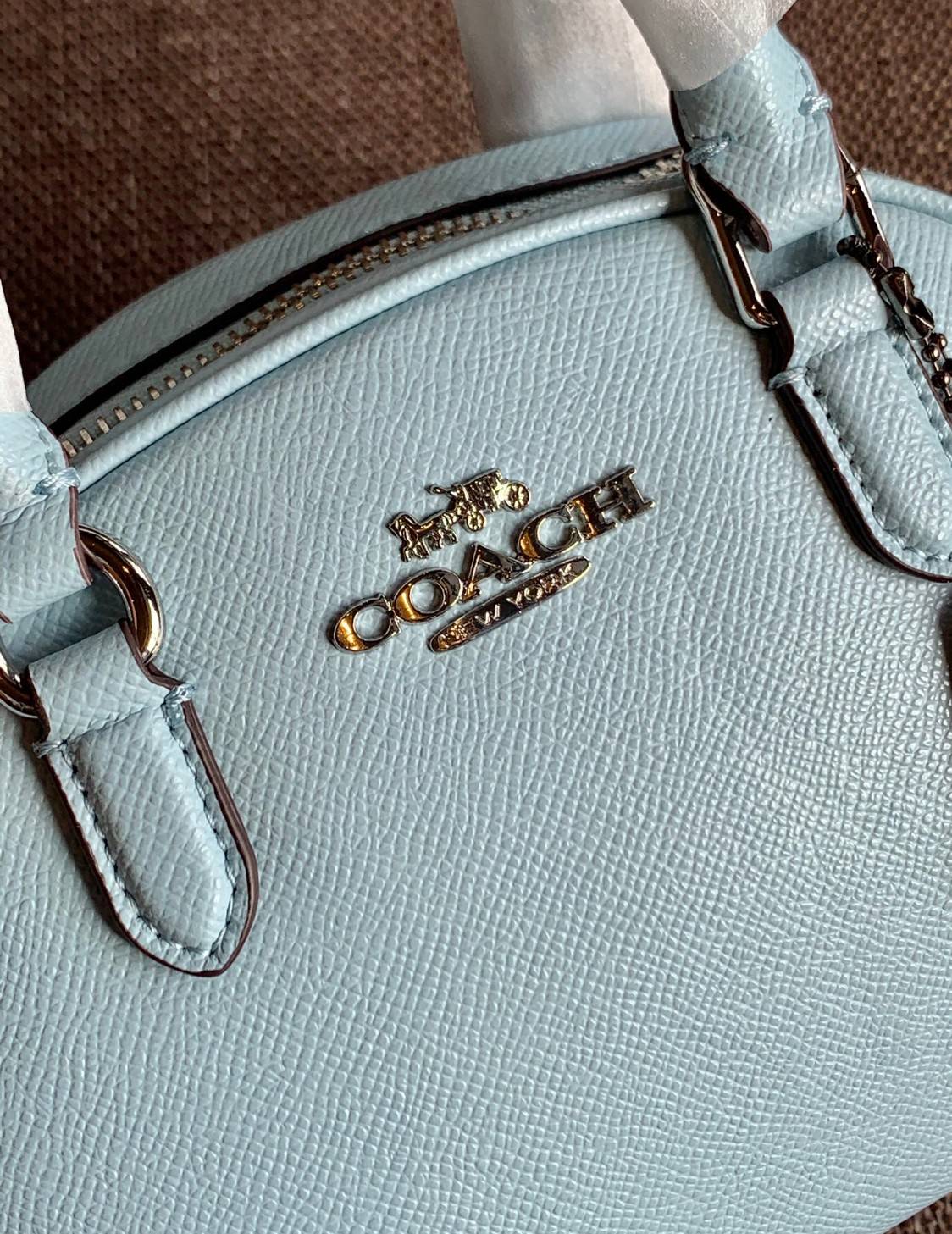 COACH SYDNEY SATCHEL BAG CA202 CA591 CB596 ใหม่ล่าสุด กับคอลที่สาวๆต้องหลงรัก กระเป๋าสะพายทรง satchel ที่มีรูปทรงดึงดูดสายตา สวยแรกเห็น วัสดุหนัง crossgrain พร้อมหูจับในตัว เปิด-ปิดด้วยซิป ภายในโล่งกว้าง ขนาดกำลังดี มีสายครอสให้ ปรับได้ตามชอบ ใบจริงลูกคุณ