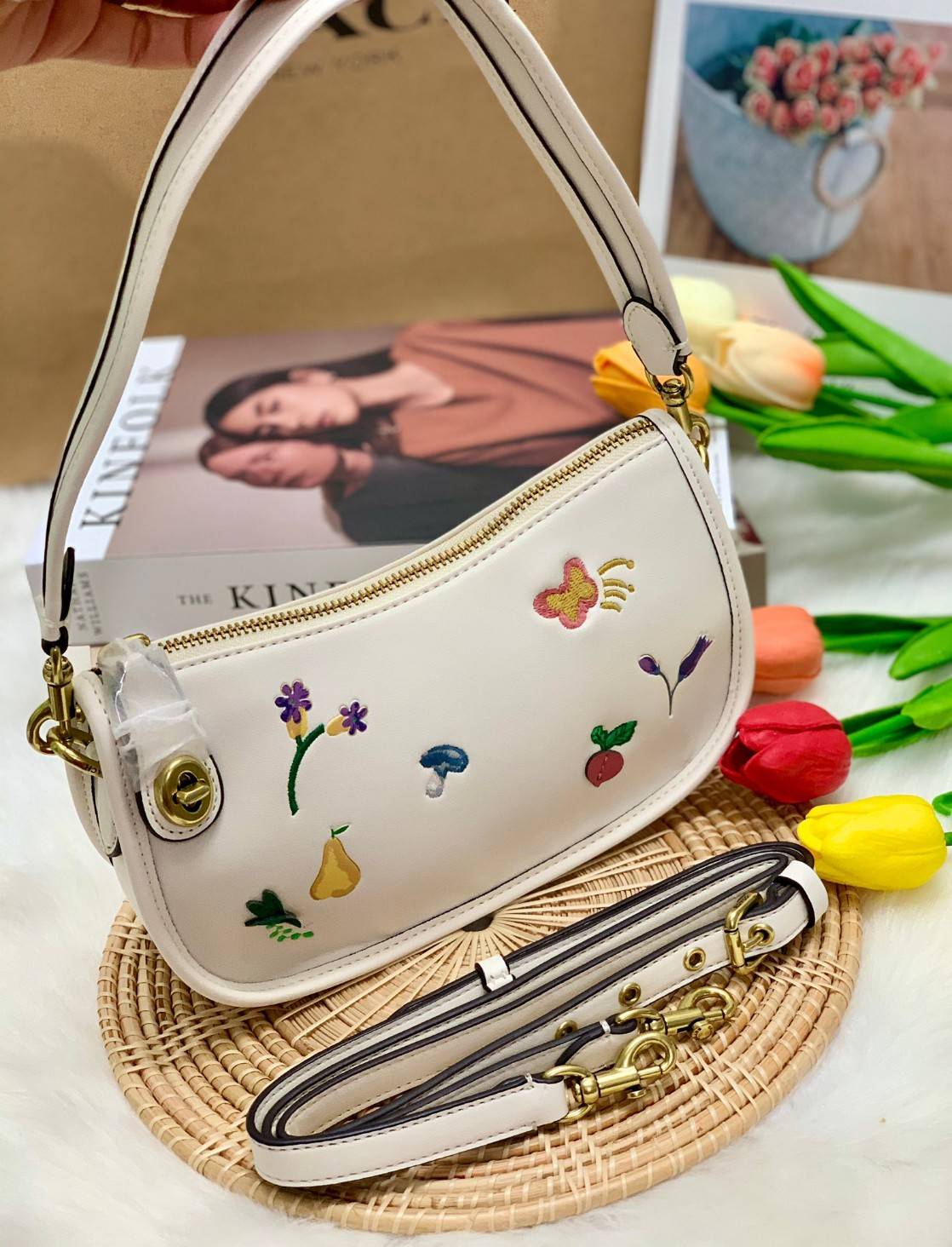 imited edition🌸 COACH C2766 SWINGER WITH GARDEN EMBROIDERY พร้อมส่งที่ไทย สวยก่อนใครชั่วโมงนี้ค่ะ💐 กระเป๋าหิ้ว//สะพายข้างได้ หนังแท้ หนังนิ่ม นุ่มมือดีมากๆค่ะ 🌸จุดเด่นด้านหน้าเป็นงานปักเน้นๆ3D สวยสะดุดตามากทีเดียวค่ะ เปิดปิดกระเป็า