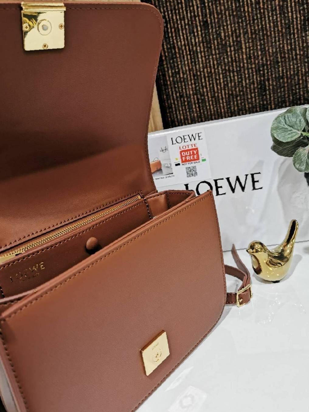LOEWE CROSSBODYBAG VIP GIFT WITH PURCHASE (GWP) กระเป๋าสะพายพรีเมี่ยมกิ๊ฟ Limited Edition จากน้ำหอม LOEWE DUTY FREE วัสดุหนังแท้ Calf Leather หนังเรียบสวยอยู่ทรงดีไซน์สุดคลาสสิค เปิดปิดด้วยฝาปิดโลโก้แบรนด์อะไหล่ทองหรู ภายในมีช่องแบ่งหลายช่องแยกเป็นสัดส่วน