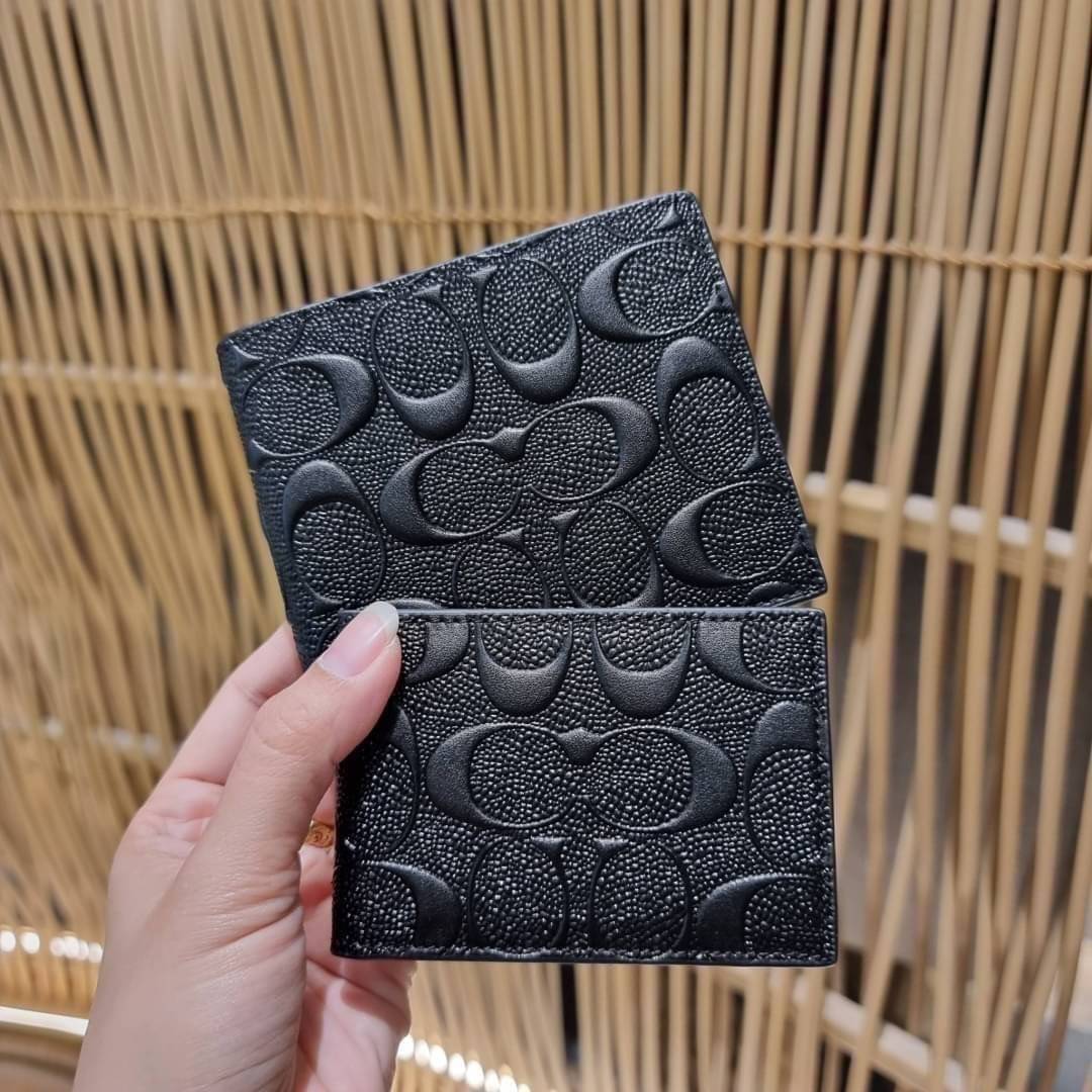 COACH 75371 COMPACT ID WALLET IN SIGNATURE CROSSGRAIN LEATHER กระเป๋าสตางค์ผู้ชาย ลาย c นูนเต็มใบ หนัง crossgrain อีกรุ่นที่ยอดขายไม่เคยตก 🤑🤑 ใบจริงดูผู้ดี ดูแพง!! ภายในมีช่องใส่บัตรได้เยอะ ใส่ธนบัตรได้ทุกใบ ซื้อให้คุณหนุ่มๆรับรองประทับใจไ
