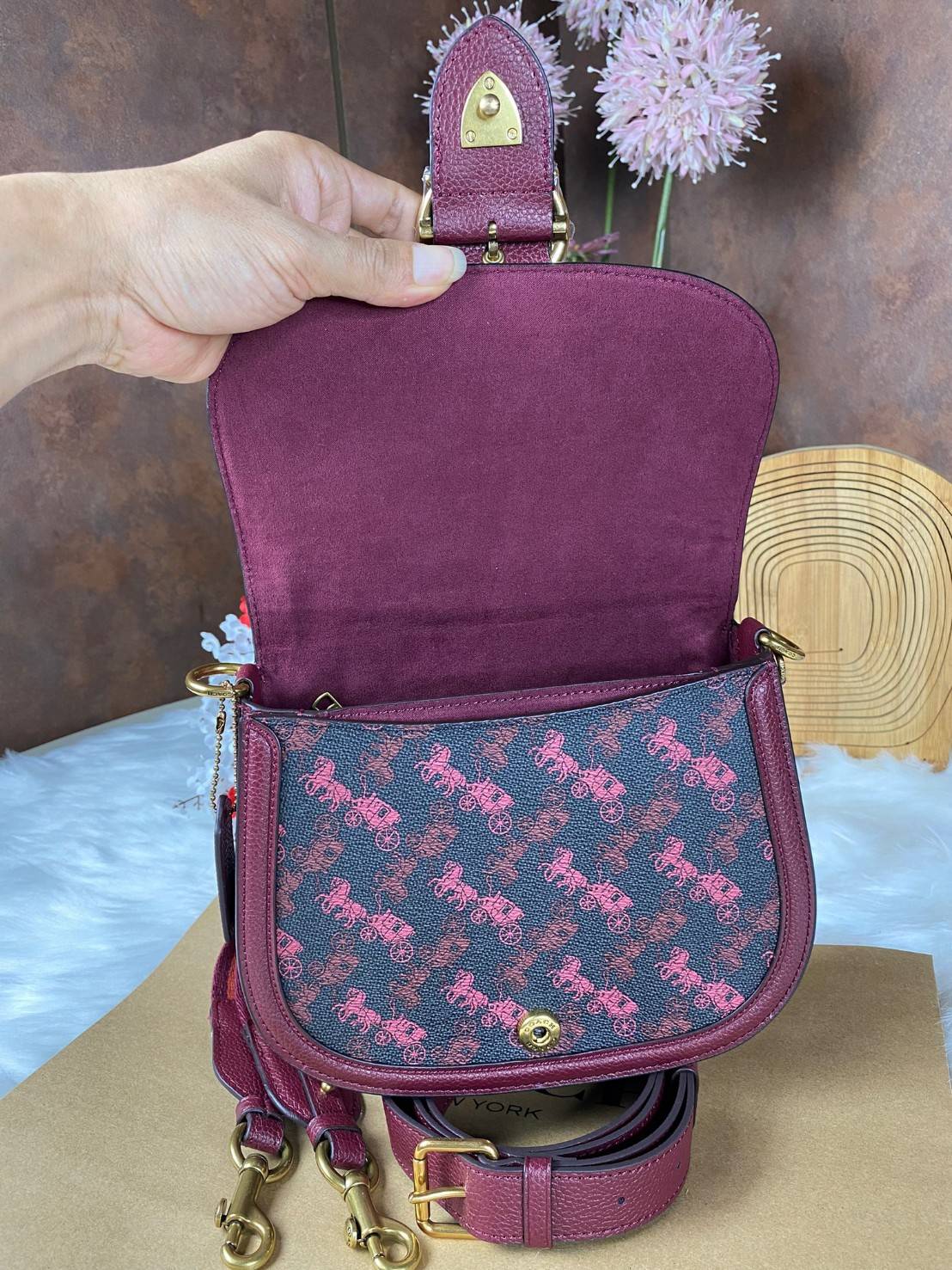 COACH BEAT SADDLE BAG WITH HORSE AND CARRIAGE C0747 ฮอตไฟลุก! สีหายาก ละมุนคุณหนู คอลเลคชั่นใหม่ ดีไซน์หรูหรา พิเศษมากๆมาพร้อมสายสะพาย 2 เส้น ใช้คู่กันหรือแยกสะพายก็สวยครบสูตร กระเป๋าสะพายทรง saddle คลาสสิค เปิด-ปิดด้วยกระดุมแน่นหนา ภายในเป็นช่องโล่ง ใส่ข