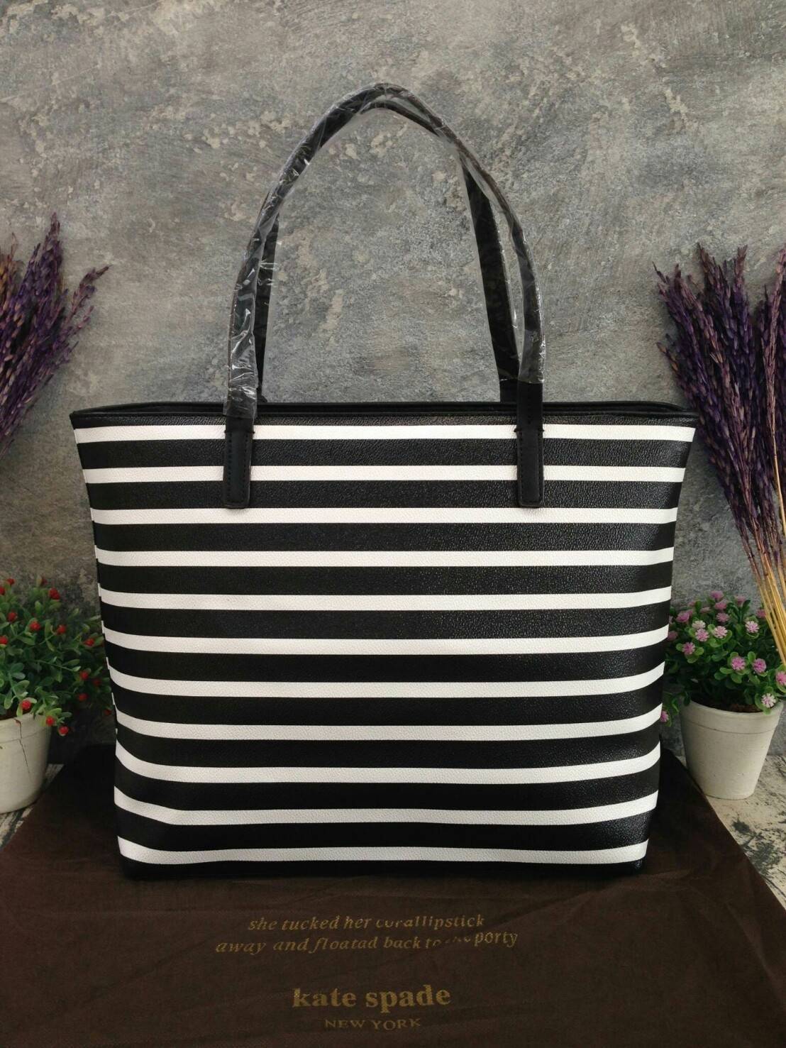 KATE SPADE HYDE LANE STRIPED RILEY LEATHER TOTE BAG กระเป๋าสะพายทรง Tote Bag หนังสวยอยู่ทรง โดดเด่นที่สีทูโทนลายทางห้อยโลโก้ TAGcที่หูกระเป๋า ด้านหน้าประดับโลโก้ มี1ช่องใส่ของ ภายในมีช่องซิป และช่องใส่มือถือ กว้างและจุ ใส่ ipad notebook เอกสาร A4 กระเป๋าส