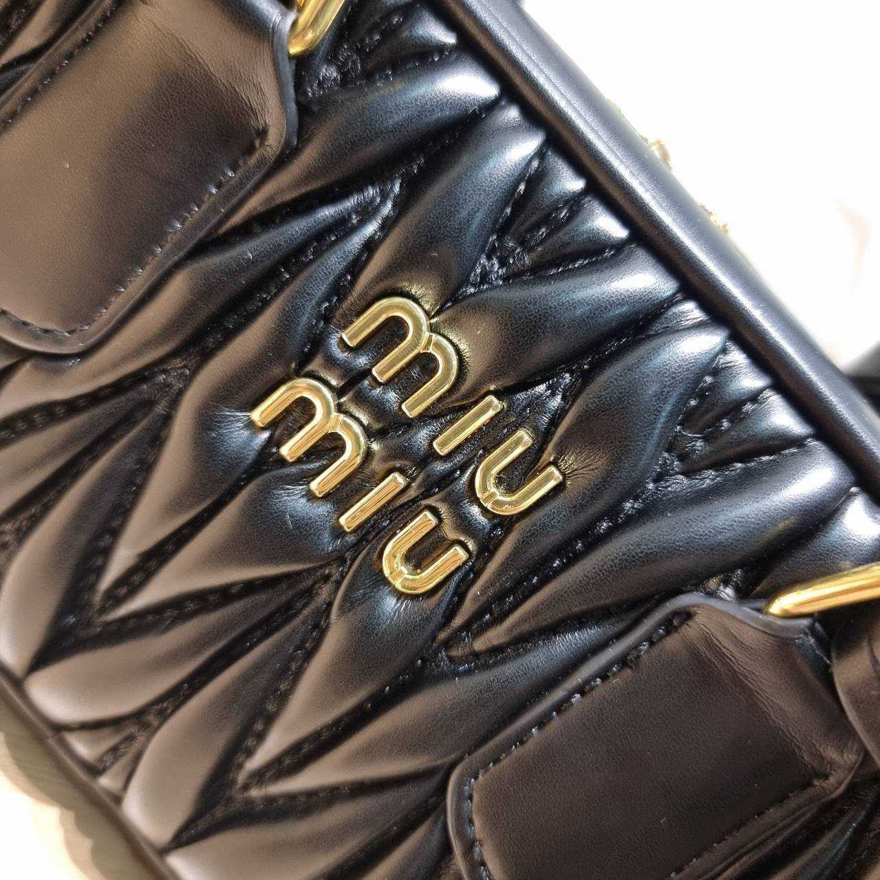 MIU MIU ARCADIE METELASSE LEATHER BAG กระเป๋าถือ/สะพายสุดชิค ที่ไม่มีตอนนี้คือพลาด ดีไซน์เพิ่มดีเทล ด้วยการเดินด้ายเป็นเอกลักษณ์ สวยดูแพง หูจับในตัวง่ายและสะดวกพกพา