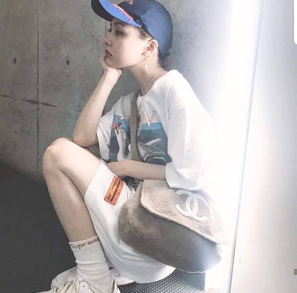 Chanel Beaute Crossbody Bag กระเป๋าสะพาย VIP. GIFT ของแท้ จาก Chanel Cosmetic วัสดุขนวูฟสีดำหนานุ่ม ตัดโลโก้แบรนด์หนังแก้วสวยโดดเด่น น้ำหนักเบา เปิดปิดด้วยฝาปิดกระดุมแม่เหล็ก ใบใหญ่กำลังดี ใส่ iPad, กระเป๋าสตางค์ใบยาว, และของจุกจิกได้เยอะ มาพร้อมสายยาวเลื