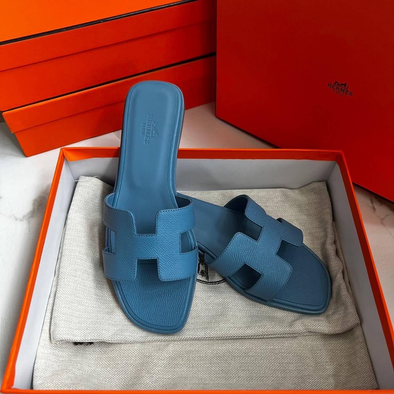 หนังแท้ Hermes sandal Epsom leather รองเท้าแตะงานสั่งตัตใช้สลับแท้ เกรดออริจินอล 1:1 เกรดเหมือนสุด มี series code ทุกคู่ งานตัดเย็บปราณีตละเอียด ใส่สบาย ไม่ลื่น ใช้ทนนาน เกรดนี้คุ้มมาก ไม่ผิดหวังค่ะ ภาพสินค้าถ่ายจากงานขายจริง ใช้งานต่างประเทศได้