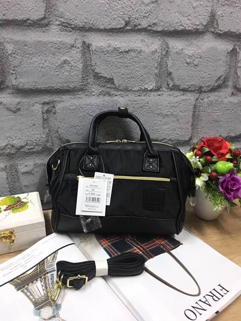 ANELLO NYLON 2 WAY MINI BOSTON BAG 2017 แบรนด์ฮิตติดลมบนในขณะนี้ กับคอลเลคชั่นใหม่เป็นรุ่นทรงShoulder bag วัสดุNYLON สลับกับ Pu น้ำหนักเบา กันน้ำได้ ช่องใหญ่เปิดปิดด้วยซิปคู่ ปากกระเป๋ามีโครงสะดวกใช้ ดูแลรักษาง่าย ตัวจริงน่าใช้ทุกสีเลยคะ เป็นรุ่นใหม่อีกรุ