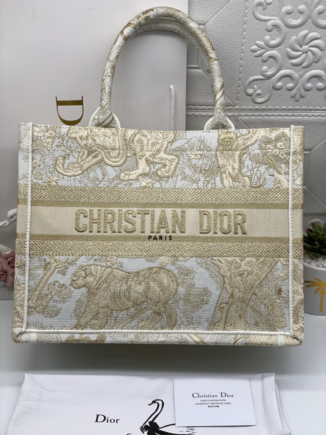 CHRISTIAN MEDIUM DIOR BOOK TOTE เอกลักษณ์ของความหรู เป็นทางช็อปปิ้งBag ที่ต้องมี ภายในโล่งกว้างมาก ใส่ของแบบแน่นๆ จุๆไปได้เลย น้ำหนักเบาสบาย งานออริปักขึ้นรูปสวยมาก มี code stamp พร้อมส่งที่ไทย ภาพสินค้าถ่ายจากงานขายจริง ใช้งานต่างประเทศได้ค่ะ