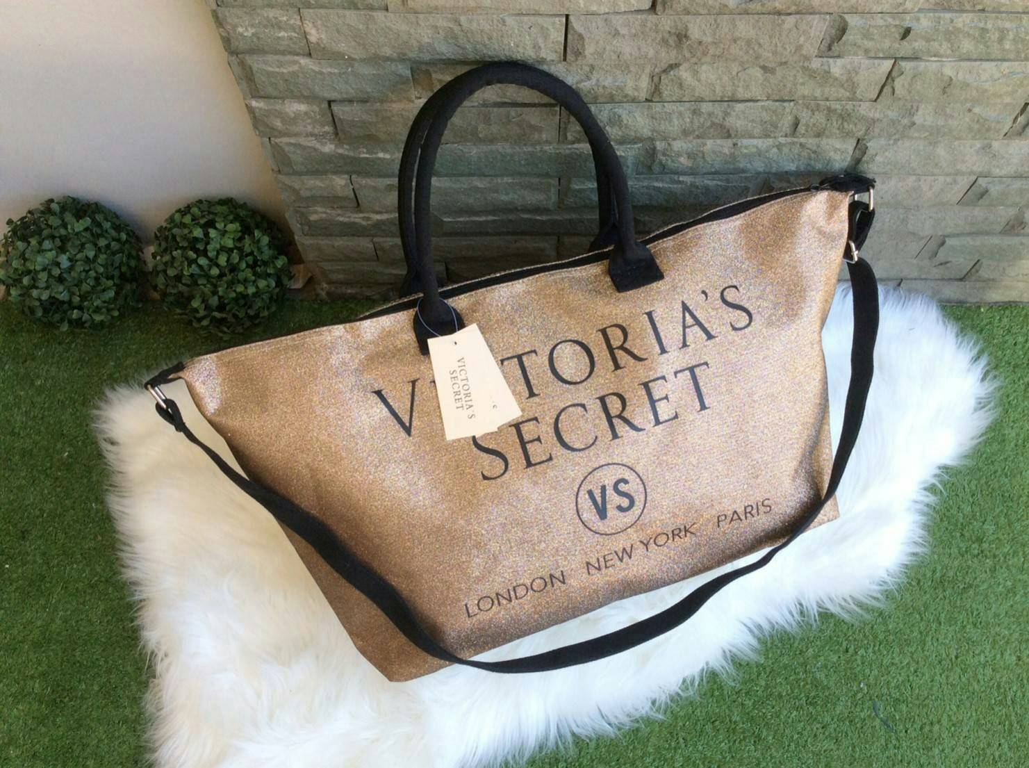 VICTORIA'S SECRET CANVAS GLITTER LARGE RUNWAY TRAVEL BAG 2017 กระเป๋าทรง Travel ใบใหญ่วัสดุ CANVAS GLITTER ด้านหน้าประดับโลโก้แบรนด์ glitter วิ๊งทั้งใบ เปิดปิดด้วยซิป ภายในกว้างจุสุดๆ ใส่เสื้อผ้าได้หลายชุด ไม่ว่าจะถือขึ้นเครื่อง, ไปต่างจังหวัด หรือไป