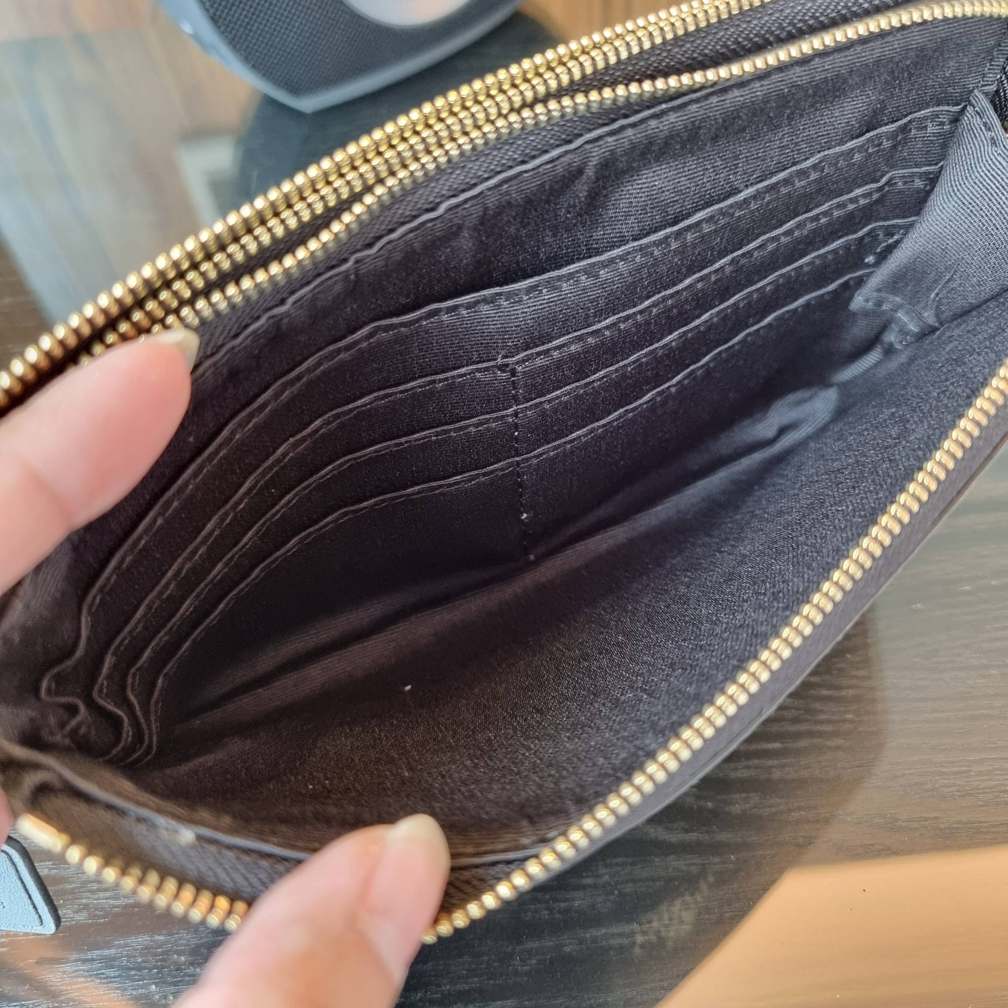 COACH F54057 DOUBLE ZIP WALLET IN SIGNATURE กระเป๋าคล้องมือ size L ใบนี้ใส่มือถือได้ทุกรุ่น ขนาดกำลังดี พกพาสะดวกมากๆ วัสดุหนังสังเคราะห์ ภายในเป็นผ้าสีสวยคม ใส่ธนบัตร ใส่บัตรได้เยอะ ใส่มือถือได้สบายๆทุกรุ่น ตอบโจทย์สาวๆที่ไม่ชอบพกเยอะวุ่นวายจ้า ใบนี้เอาอ