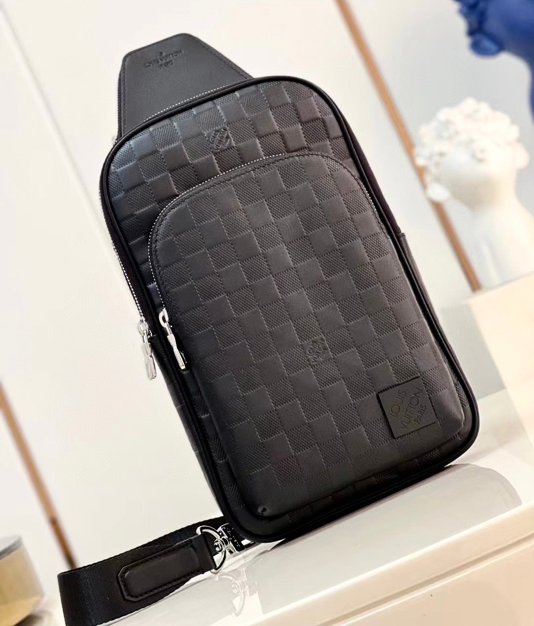 LV Avenue Slingbag NM Damier Infini / Taiga Leather กระเป๋าสะพาย/คาดอก Sling bag หนังแท้สวยลายตารางหมากรุกสุดคลาสสิก สง่างามตลอดกาล มีไว้ไม่มีเอาท์ ท่านชายควรมีมากค่ะ เกรดท็อป ออริ เทียบแท้ 1:1 เกรดดีสุด