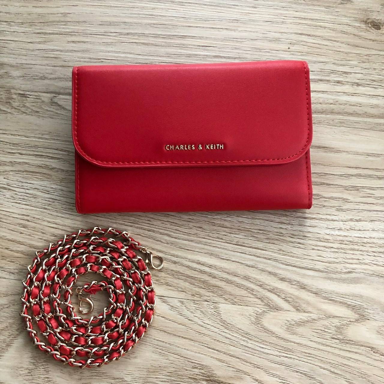 Charles & Keith Front Flap Wallet กระเป๋าสตางค์ มาพร้อมสายโซ่สลับหนัง เปิด - ปิดกระเป๋าด้วยกระดุม ด้านในมีช่องหลายช่อง แยกเก็บของได้เป็นสัดส่วน และมีช่องซิป 1 ช่องค่ะ ด้านหลังมีช่องอีก 1 ช่อง มาพร้อมสายโซ่สลับหนังยาวประมาณ 114 cm สามารถถอดได้ (ปรับไม่ได้ค