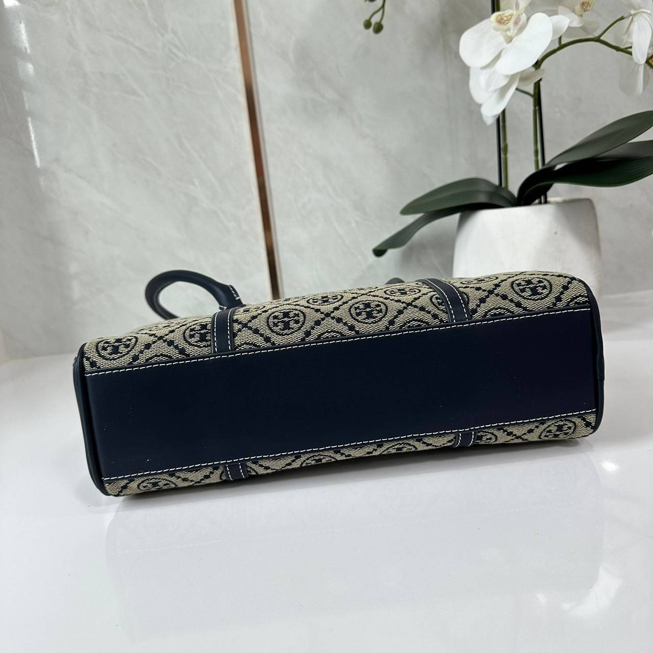 TORY BURCH Small T Monogram Marshmallow Satchel / Tory Burch tote handbag พร้อมส่ง 2 สี ใหม่ล่าสุด กระเป๋าสะพายไหล่ดีไซน์สุดทันสมัย ตัดเย็บสวยงาม ผ้า jacquard ตัดหนัง เปิด-ปิดแบบซิป มีช่องแบ่ง 2 ช่อง มีซิปลับด้านใน ใส่ของได้เยอะมากๆ ค่ะ