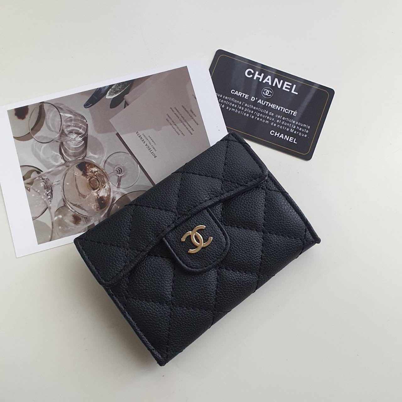 CHANEL SMALL WALLET พร้อมส่งรุ่นใหม่ ♡♡ กับ กระเป๋าสตางค์แบบพับใบสั้น งานพรีเมี่ยมกิ้ฟท์จากเค้าเตอร์ต่างประเทศ หนังสัมผัสลายด้าน จากแบรนด์ CHANEL (GWP) ด้านหน้ามีโลโก้แบรนด์ CC **อะไหล่สีทองหรู เปิดปิดด้วยกระดุมแม่เหล็ก ด้านในแบ่งช่องได้ถึง 