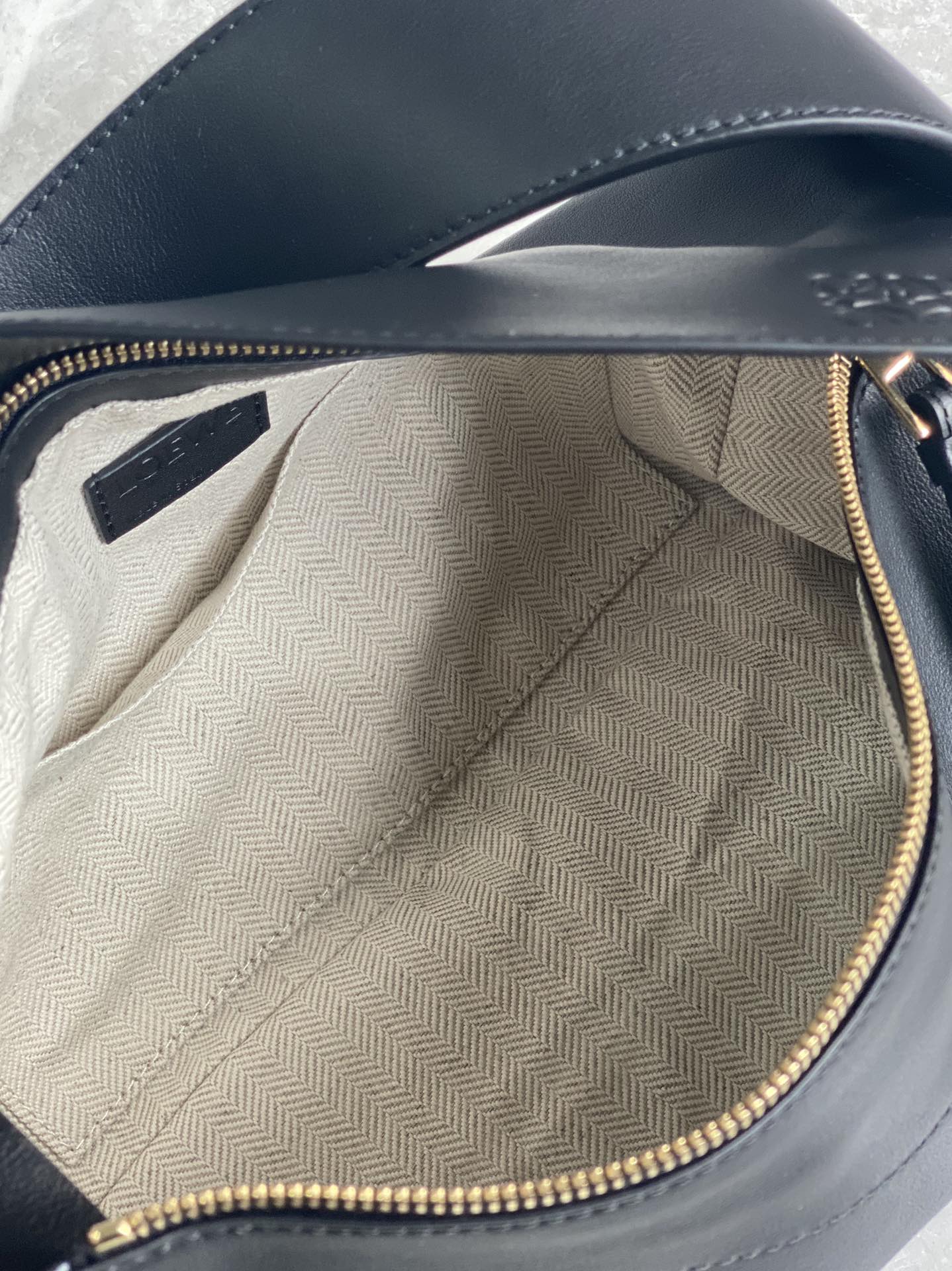 LOEWE Puzzle Hobo bag in nappa calfskin กระเป๋าสะพายไหล่มีความพิเศษในหลายด้าน ไม่ว่าจะเป็นรูปทรงที่แปลกใหม่ มินิมอลด้วยโลโก้อนาแกรมแบบประทับ ดูหรู เป็นกระเป๋า Unisex ที่ไม่ว่าคุณจะเป็นผู้หญิงหรือผู้ชายก็ใช้งานได้