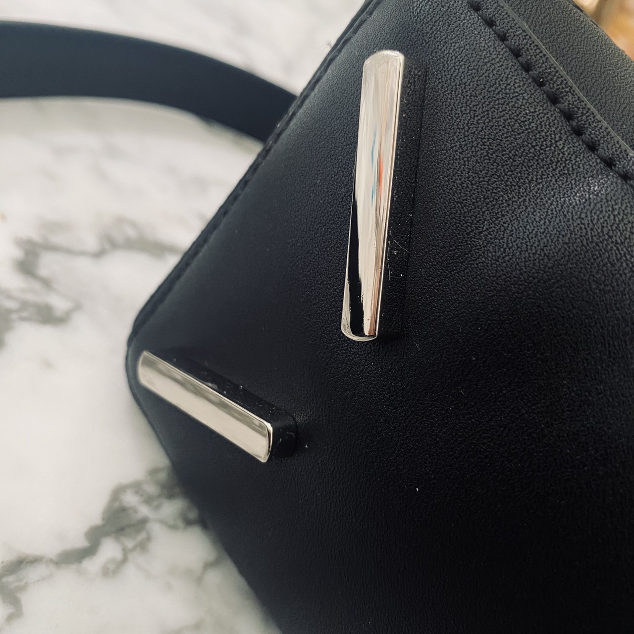 LOEWE Puzzle bag in smooth leather กระเป๋าสะพายทรงกล่องเรียบแต่หรูคูลและเท่ห์ สุดยอดแบรนด์ที่ดีไซน์เป็นเอกลักษณ์ โดดเด่น สไตล์พัซเซิล ใช้ได้ทั้งชายหญิง