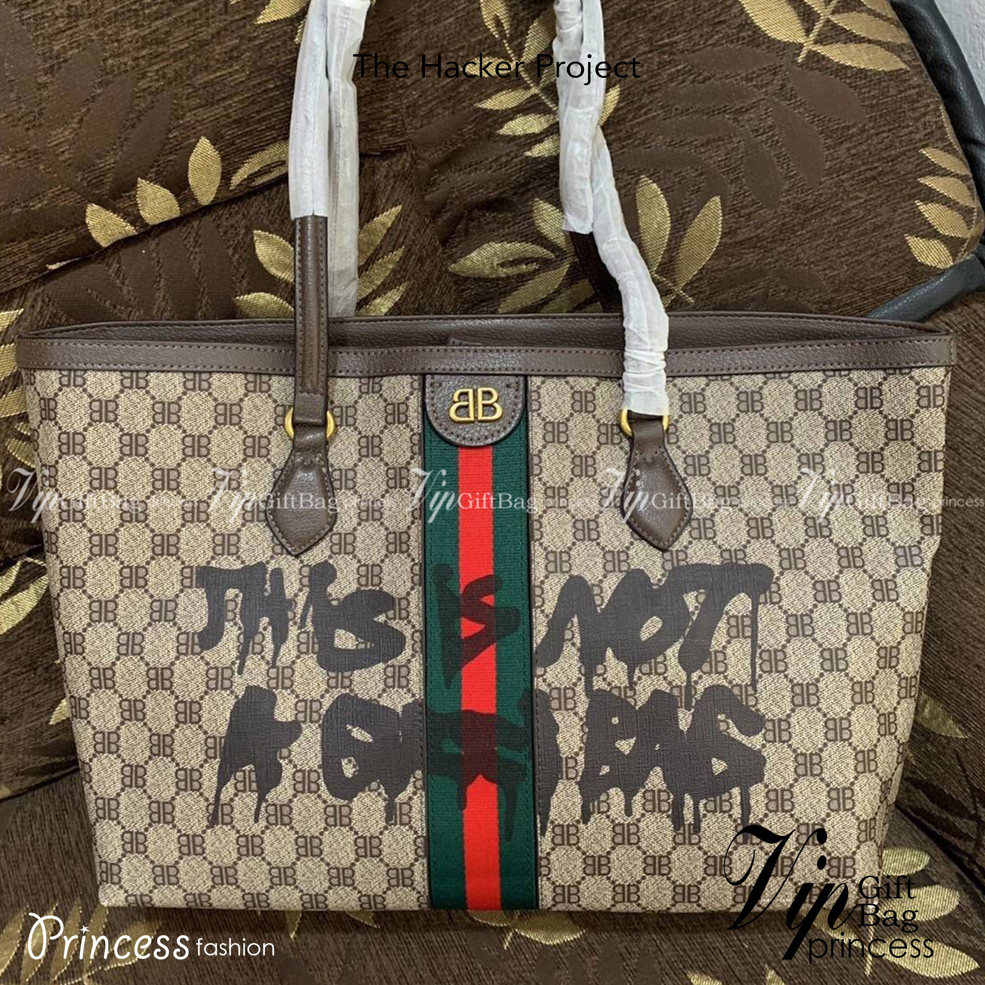 Gucci x Balenciaga The Hacker Project Graffiti Tote กระเป๋าช้อปปิ้งทรงโท้ท โดดเด่นด้วยลวดลายเพ้นท์กราฟฟิตี้ ใบใหญ่ จุสัมภาระได้อย่างจุใจ
