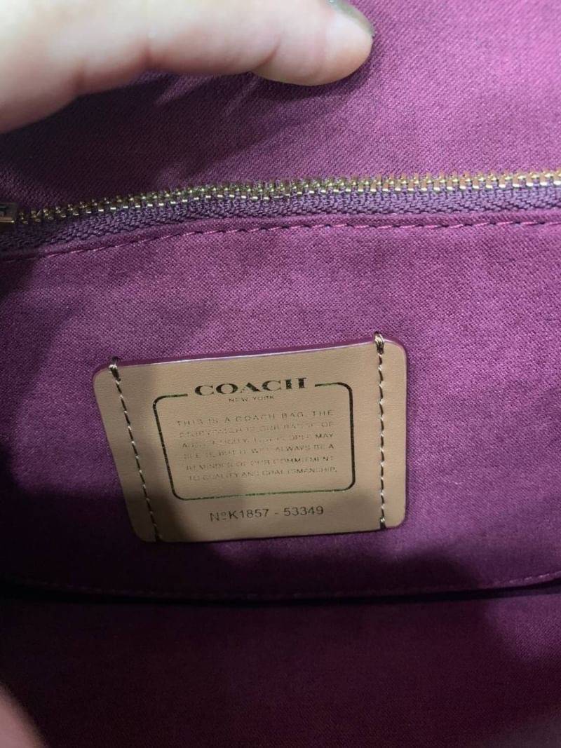 Coach Parker Top Handle In Signature Canvas With Rivet สินค้าใหม่ทรงน่ารัก ใช้แล้วดูแพงมากกก มีช่องใส่ขนาดกว้าง ใส่ของได้จำนวนมาก แถมยังสามารถถือเก๋ๆ แบบคุณนาย หรือสะพายเป็น crossbody ก็ได้ โดดเด่นด้วยลายsignature coach ใครยังไม่มีห้ามพลาดดดเลยนะ ของสวยจร