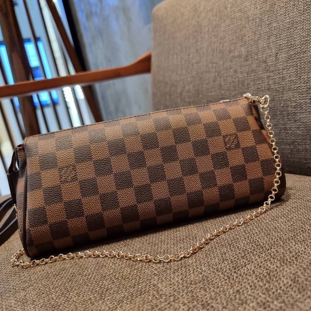 LV CROSSBODY CLUTCH BAG WITH CHAIN / LV Eva Clutch Crossbody Bag กระเป๋าสะพายวีไอพีพรีเมี่ยม วัสดุหนังแคนวาสคุณภาพ โลโก้เพลทอะไหล่ทอง คมชัด หรูหรา เปิด-ปิดกระเป๋าด้วยซิป ภายในเป็นช่องโล่ง ใส่ของใช้สำคัญได้สบายๆ มือถือ พาวเวอร์แบงค์ เครื่องสำอางค์ ของจุกจิ