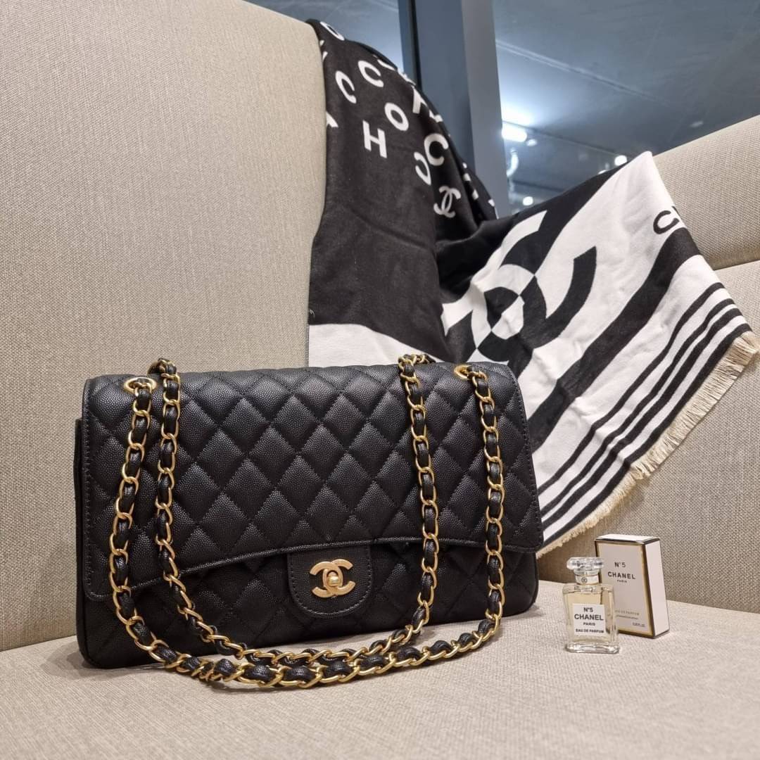 VIP 🥂 CHANEL LARGE CLASSIC JUMBO HANDBAG RARE ITEM!! CHANEL GIFT BOX SET สุดหรูชวนให้สะสมกันอีกแล้วหนึ่ง สุดยอดเดอะเบสท์ไอเท็ม พร้อมเสิร์ฟครบชุด สุดคุ้ม จัดให้กับกระเป๋ารุ่นคลาสสิคฮิตตลอดกาล ใบใหญ่จุแบบสุดๆ พร้อมกับผ้าคลุมไหล่ผืนใหญ่ ผ้าวูลนุ่มสุด