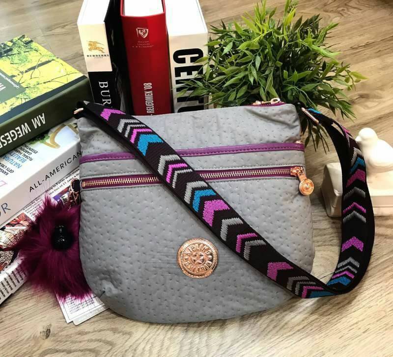 KIPLING ART O SHOULDER BAG กระเป๋าสะพายวัสดุ Nylon+Polyester 100% เปิดปิดด้วยซิปสะดวกใช้หัวซิปเเบรนด์ ภายในมีช่องซิป ช่องใส่มือถือ และสายคล้องพวงกุญแจ ด้านหน้ามี 2 ช่องซิป ด้านหลังมี 1 ช่องซิป สายสะพายยาวเลื่อนปรับได้จะสะพายข้างหรือ Crossbody ฿ก็ดูดี มาพร