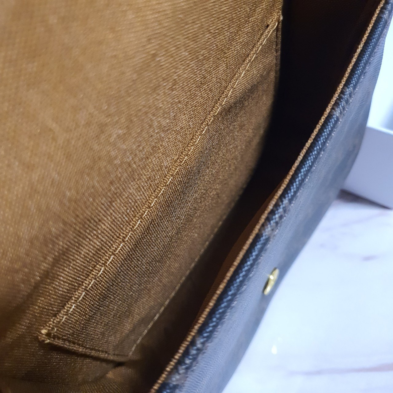 CELINE CROSSBODY BAG VIP GIFT WITH PURCHASE (GWP) พรีเมี่ยมกิ๊ฟ Limited Edition จาก PERFUME DUTYFREE COUNTER กระเป๋าทรงครอสบอดี้ วัสดุหนังทั้งใบ ด้านในเปิดปิดด้วยกระดุม มีช่องใส่ของโล่งกว้าง iphone(เล็ก) ลิปสติก และเงินได้ มาพร้อมสายหนังยาว สไตล์นี้จะสะพา