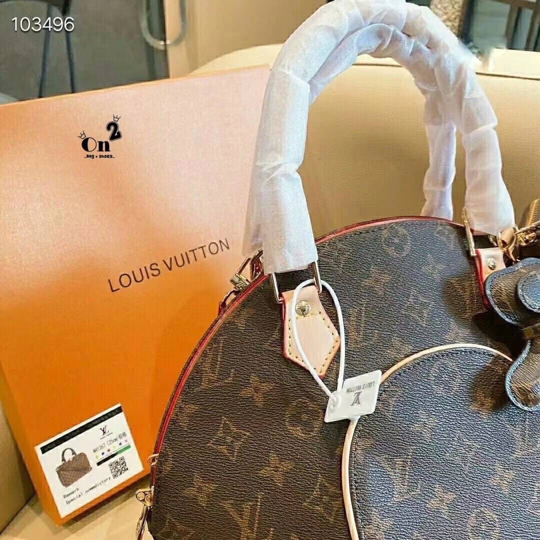 LV Ellipse PM Monogram Canvas Handbag กระเป๋าสะพายทรงหรูหรา มีสไตล์ รูปทรงโค้งแต่งขอบหนัง เป็นเอกลักษณ์ลงตัวสมบูรณ์แบบ ใบจริงสวยมากกกก ได้สวยก่อนใคร ต้องจัดแล้วจ้า พร้อมส่งที่นี่ ที่เดียว!! **พิเศษ แถมกระเป๋าสตางค์ใบเล็ก และตัวห้อยน้องหมา คุ้มสุดๆ เลยค่า