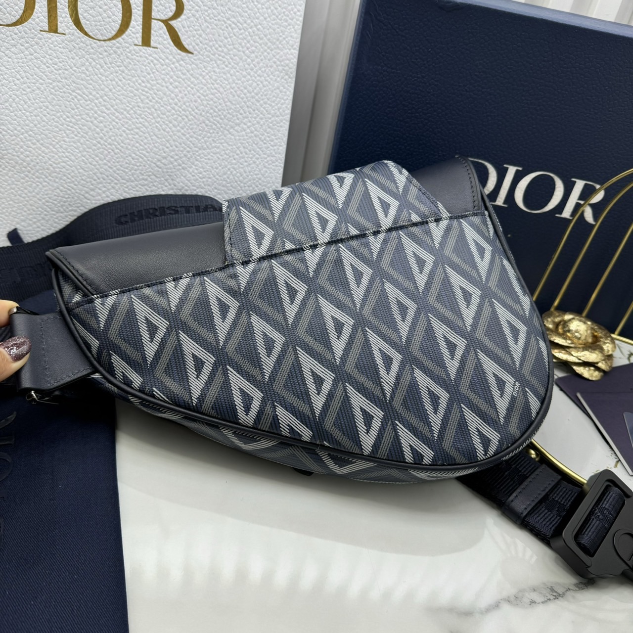DIOR Saddle Bag CD Diamond canvas and smooth leather กระเป๋าคาดอก หรือสะพายไหล่ได้ สไตส์แบรนด์หรู รูปแบบใหม่ของ CD คลาสสิก เกรดออริ 1:1 ใช้งานต่างประเทศได้