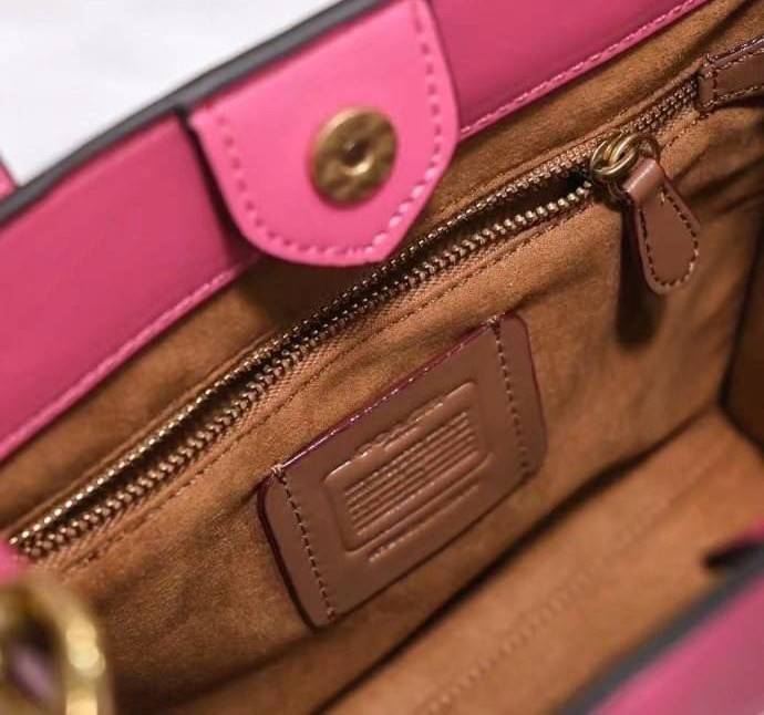 OUTLET 】COACH FIELD TOTE 22 WITH HEART กระเป๋าทรงสี่เหลี่ยม จุของได้มากมายสำหรับทุกโอกาส ด้านในมีช่องซิปไว้ใส่ของจุกจิกได้ มีป้าย Coach ตัวใหญ่ติดอยู่ ทำจากหนังฟอกฝาดและผ้า Signature Jacquard มีสายใหญ่ที่มีน้ำหนักเบา ออกแนว sport ใช้ได้สำหรับสะพายไหล่หรือ