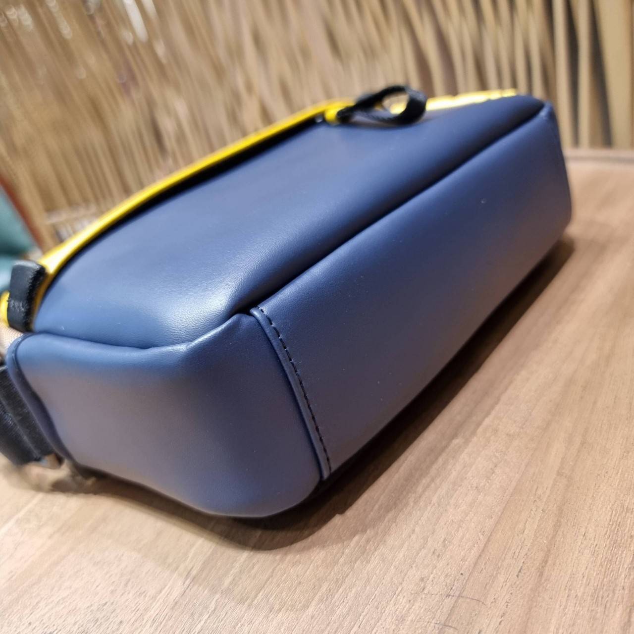 COACH EDGE CROSSBODY WITH CAMO PRINT ((2381, 2373)) ความเท่ never die!! กระเป๋าครอสบอดี้ทรงยอดฮิต ที่หนุ่มๆไม่ควรพลาด รูปทรงดีไซน์คลาสสิค ใช้งานง่าย วัสดุหนังแท้ตกแต่งตาข่ายพร้อมลายพริ้นท์ด้านหน้า สุดคูล!! ตัวกระเป๋ามีซิปหลัก และซิปด้านหน้า พร้อมช่องแยกด้