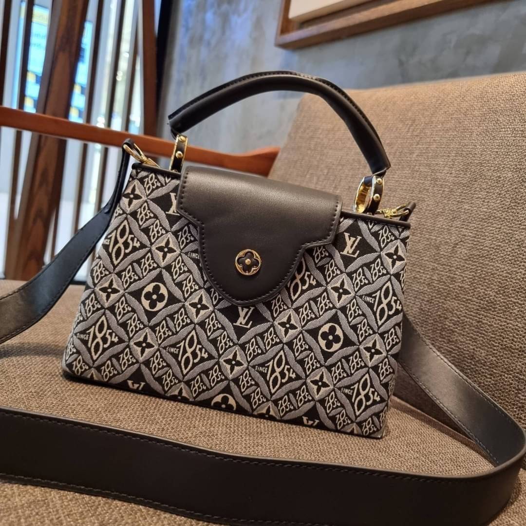 LV capucines top handle with vintager 1854 / LV SINCE 1854 CAPUCINES MM ที่สุดของความสวยในดีไซน์คลาสสิคย้อนยุค กระเป๋าถือสุดหรู มาพร้อมหูจับในตัว ด้วยรูปทรงวินเทจและวัสดุผ้าแคนวาสคละลายเต็มใบ สร้างดีเทลให้ไอเท็มนี้ได้ลุคผู้ดีไปอีก และยังมีลูกเล่นที่ฝาปิดก