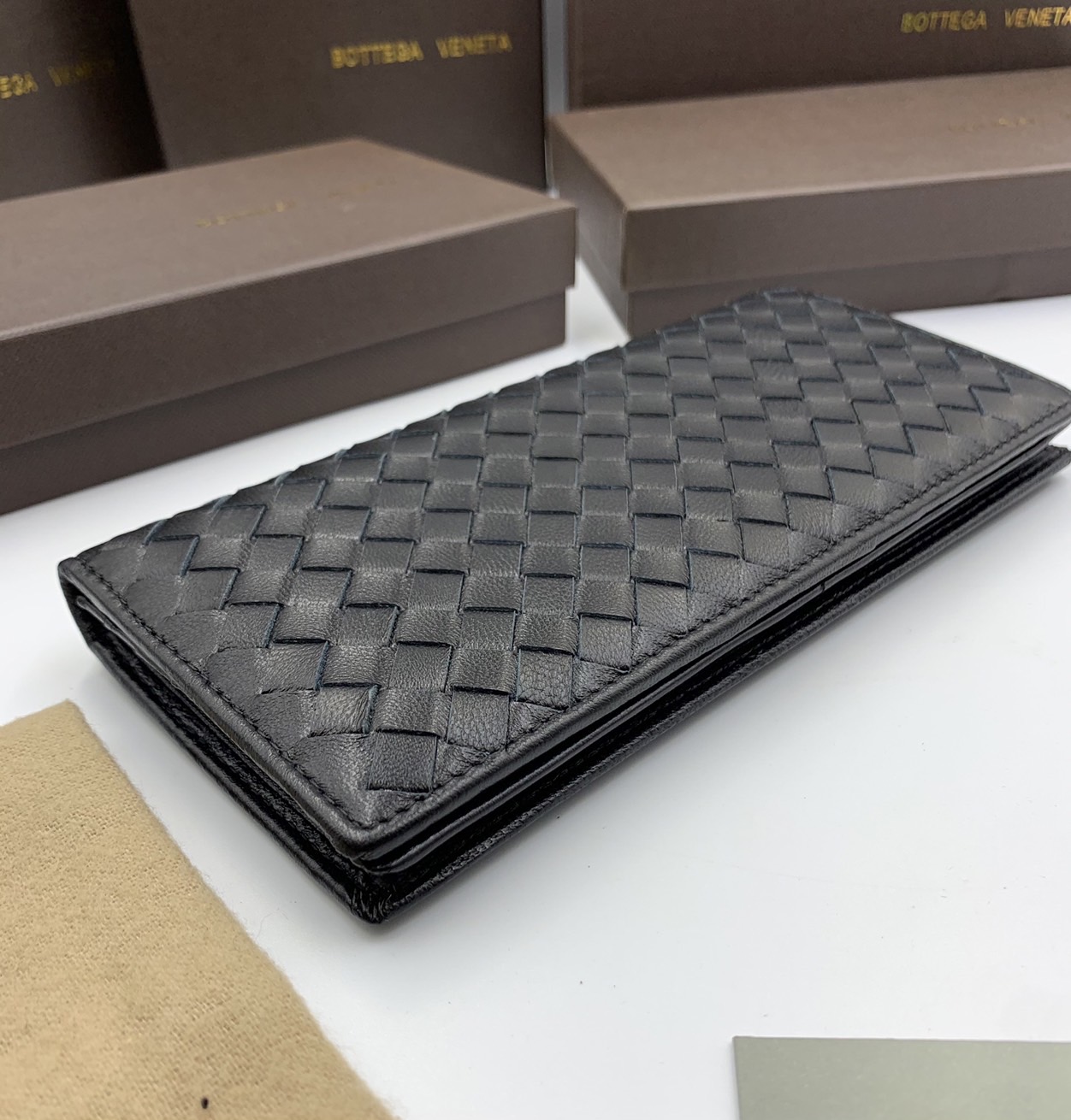 หนังแท้ BOTTEGA VENETA LONG WALLET / BV LONG WALLET / BV Wallet พร้อมส่งที่ไทย กระเป๋าสตางค์ใบยาว 2 พับ รุ่นตามหา มาเท่าไหร่ไม่เคยพอเลยค่า เป็นรุ่นคลาสสิกที่หยิบมาใช้งานได้บ่อยที่สุด งานหนังลูกวัวแท้ทั้งใบ ใช้ทนทานได้นาน ใช้ทนทานได้นานภาพสินค้าถ่ายจากงานข