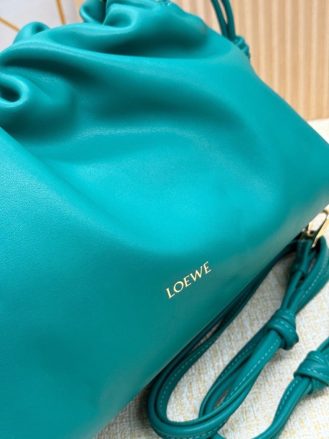 ORI หนังแท้ | Medium Loewe Flamenco purse in mellow nappa leather 30cm กระเป๋าสะพายทรงคลัช เรียบหรูดูแพง เรียบง่ายใช้งานสะดวก หนังแนปป้าให้สัมผัสนุ่มสบายผิว มาพร้อมสายสะพายร้อยห่วงหรูหรา