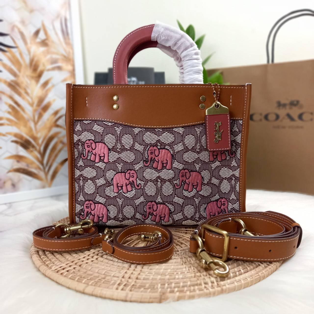 น้องน่ารักน่าใช้ คลาสสิค ดูแพงมากแม่😘🌺//>>COACH ROGUE 25 IN SIGNATURE TEXTILE JACQUARD WITH EMBROIDERED ELEPHANT MOTIF(COACH C6165)🍁กระเป๋ารุ่นคลาสสิค หรูหรา มีรสนิยม ดีเทลเนียบมาก จะถือ หรือสะพายได้ตามดีไซน์การใช้งานเลยจ้า//